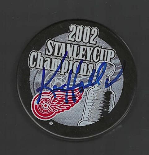 Ken Holland Aláírt Detroit Red Wings 2002-Ben Stanley-Kupa Bajnokok Puck - Dedikált NHL Korong